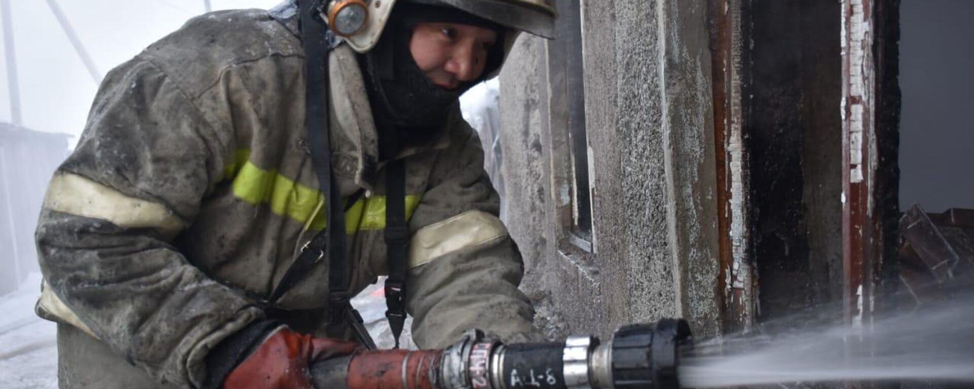 Восемь газовых баллонов вынесли пожарные из горящего дома в Петропавловске - Sputnik Казахстан, 1920, 09.02.2023