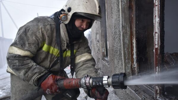 Восемь газовых баллонов вынесли пожарные из горящего дома в Петропавловске - Sputnik Қазақстан