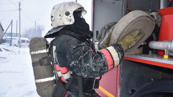 Восемь газовых баллонов вынесли пожарные из горящего дома в Петропавловске - Sputnik Казахстан