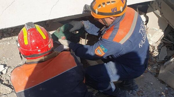 Казахстанские спасатели продолжают поисковые работы на одном из сложнейших участков в провинции Хатай - Sputnik Қазақстан