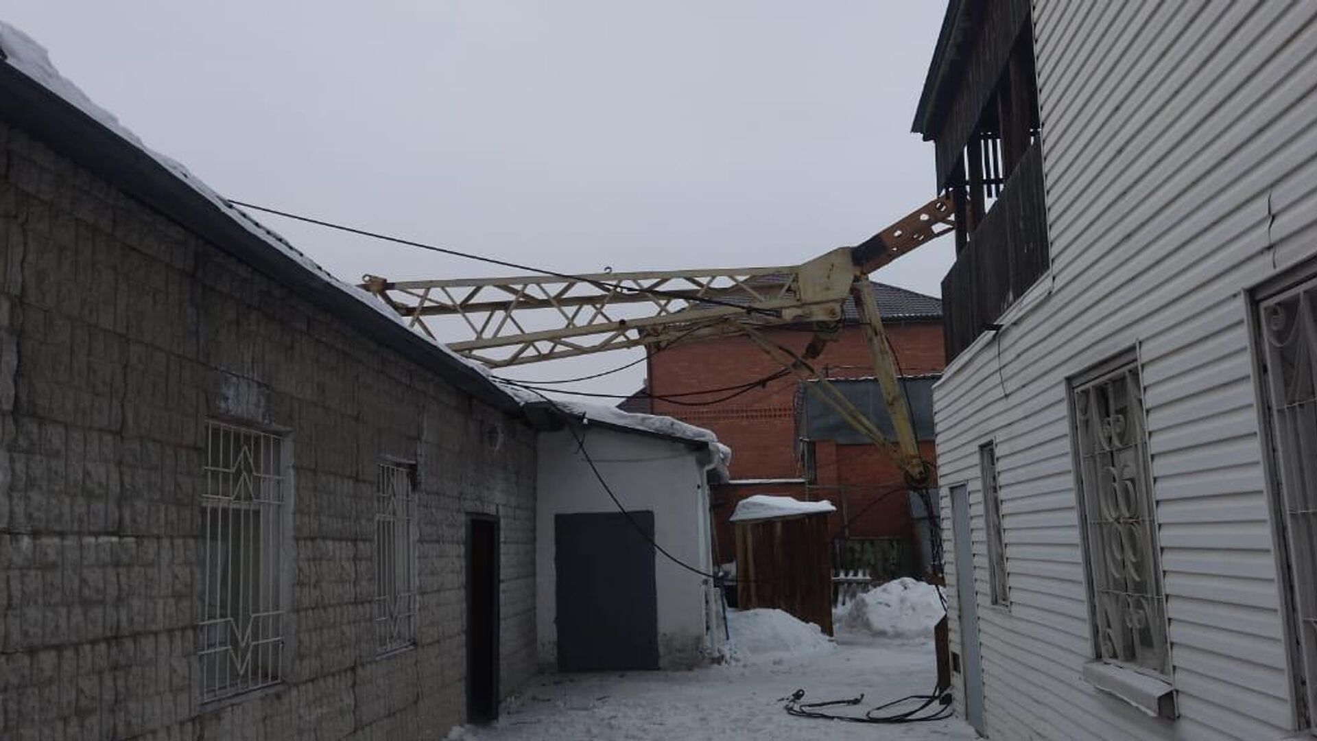 Стрела крана упала на одноэтажное здание в Павлодаре - Sputnik Казахстан, 1920, 11.02.2023