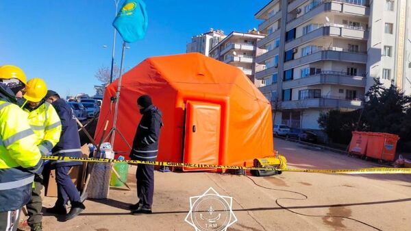 Казахстанские спасатели продолжают проводить поисково-спасательные работы в Турции - Sputnik Казахстан