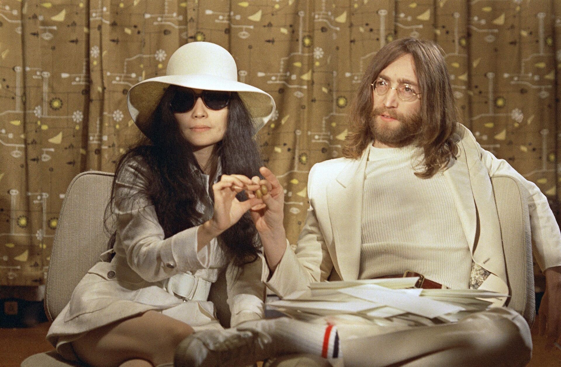 Музыкант Джон Леннон и его жена Йоко Оно во время пресс-конференции - Sputnik Казахстан, 1920, 19.03.2023