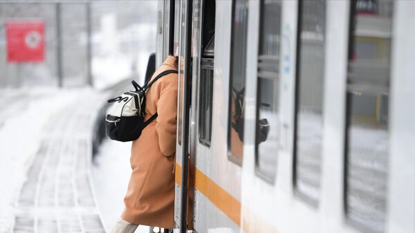 Девушка заходит в поезд , архивное фото - Sputnik Казахстан
