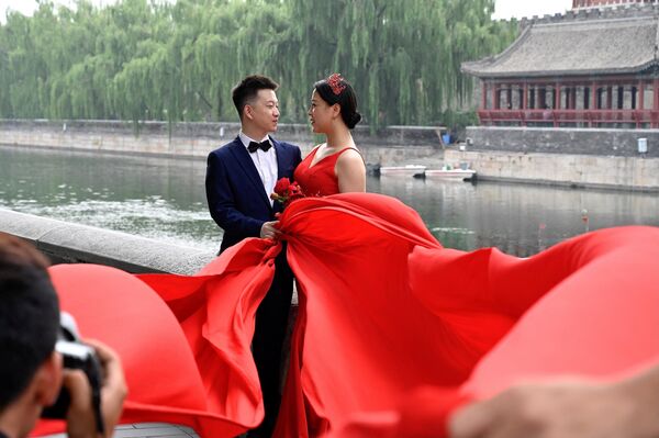Влюбленные позируют для свадебной фотосессии в Китае. - Sputnik Казахстан