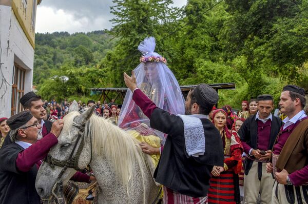 А в Македонии на белом коне к жениху приезжает невеста. Как правило, в сказках про влюбленных принцев все происходит наоборот.  - Sputnik Казахстан