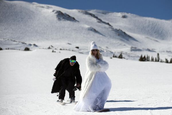 Еще одна необычная свадьба. Влюбленные из штата Колорадо празднуют свою свадьбу на лыжах в День Святого Валентина.  - Sputnik Казахстан