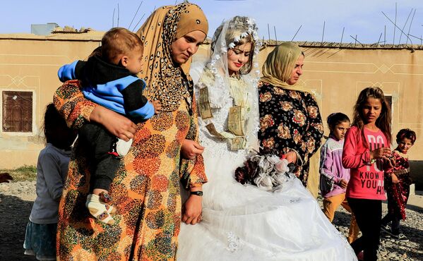 Сирийская невеста в окружении сестер. - Sputnik Казахстан