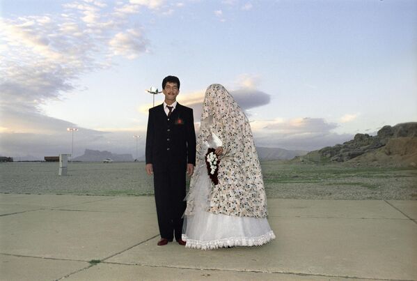Невеста в Иране надевает белоснежное платье. А поверх накидывается блестящее покрывало. - Sputnik Казахстан