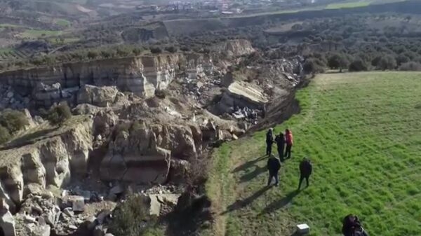 В Турции образовался огромный каньон после землетрясения ― видео - Sputnik Казахстан