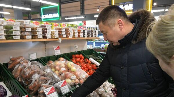 Аким Павлодарской области Асаин Байханов побывал в двух сетевых супермаркетах Small и Greenwich в Экибастузе - Sputnik Казахстан