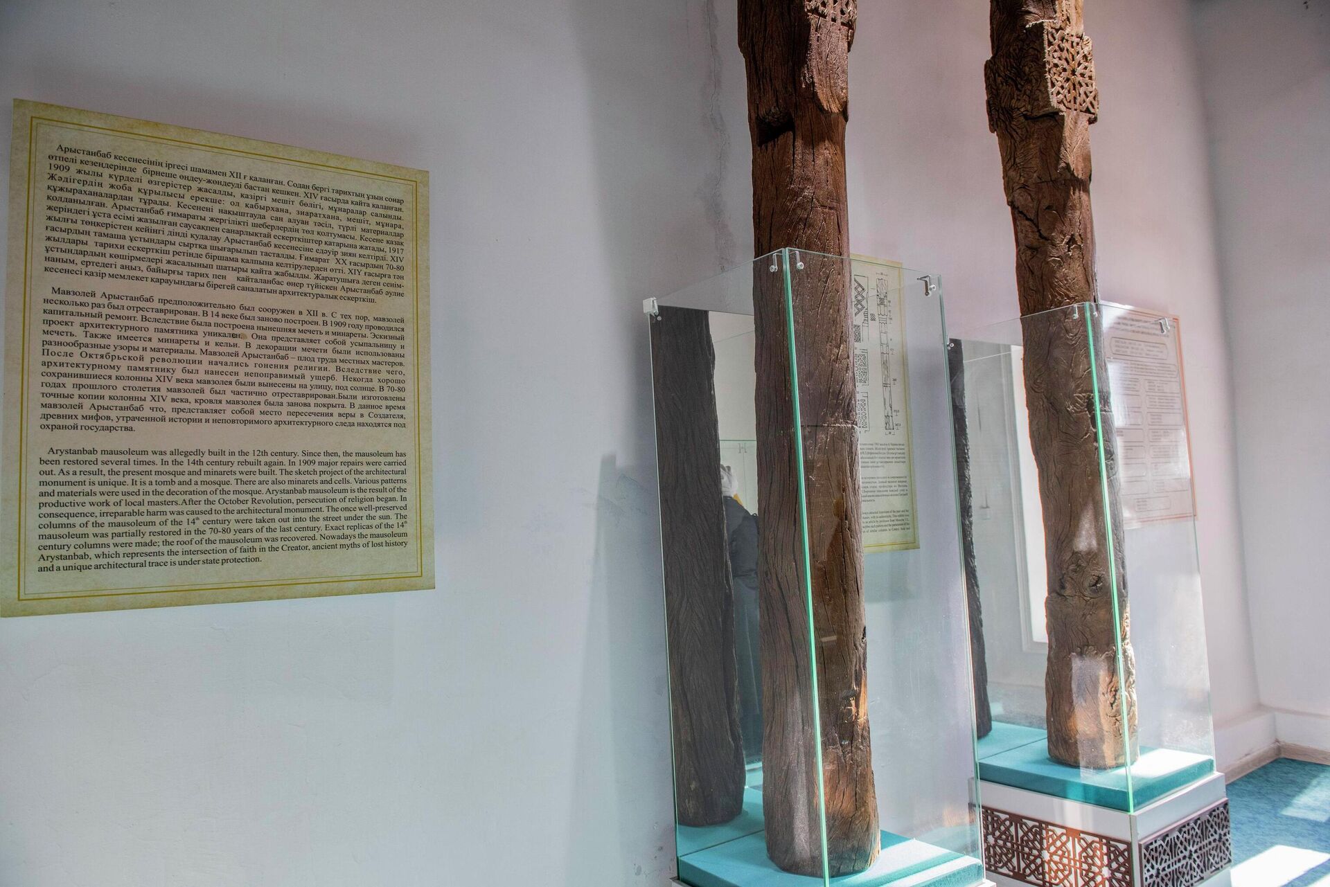 В мавзолее сохранилась пара резных деревянных колонн, которые относятся ко второму периоду строительства этого мавзолея (XIV—XV вв) - Sputnik Казахстан, 1920, 16.02.2023