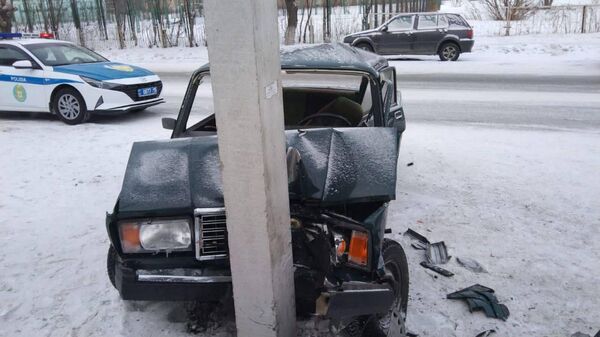 Автомобиль врезался в столб в Петропавловске, пострадали водитель и пассажирка - Sputnik Казахстан