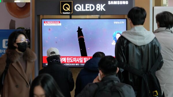 Жители Сеула наблюдают за пуском ракет КНДР на мониторах в метро - Sputnik Казахстан