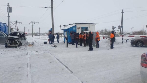 Водитель авто выехал на железнодорожный переезд несмотря на красный свет и закрытый шлагбаум - Sputnik Казахстан