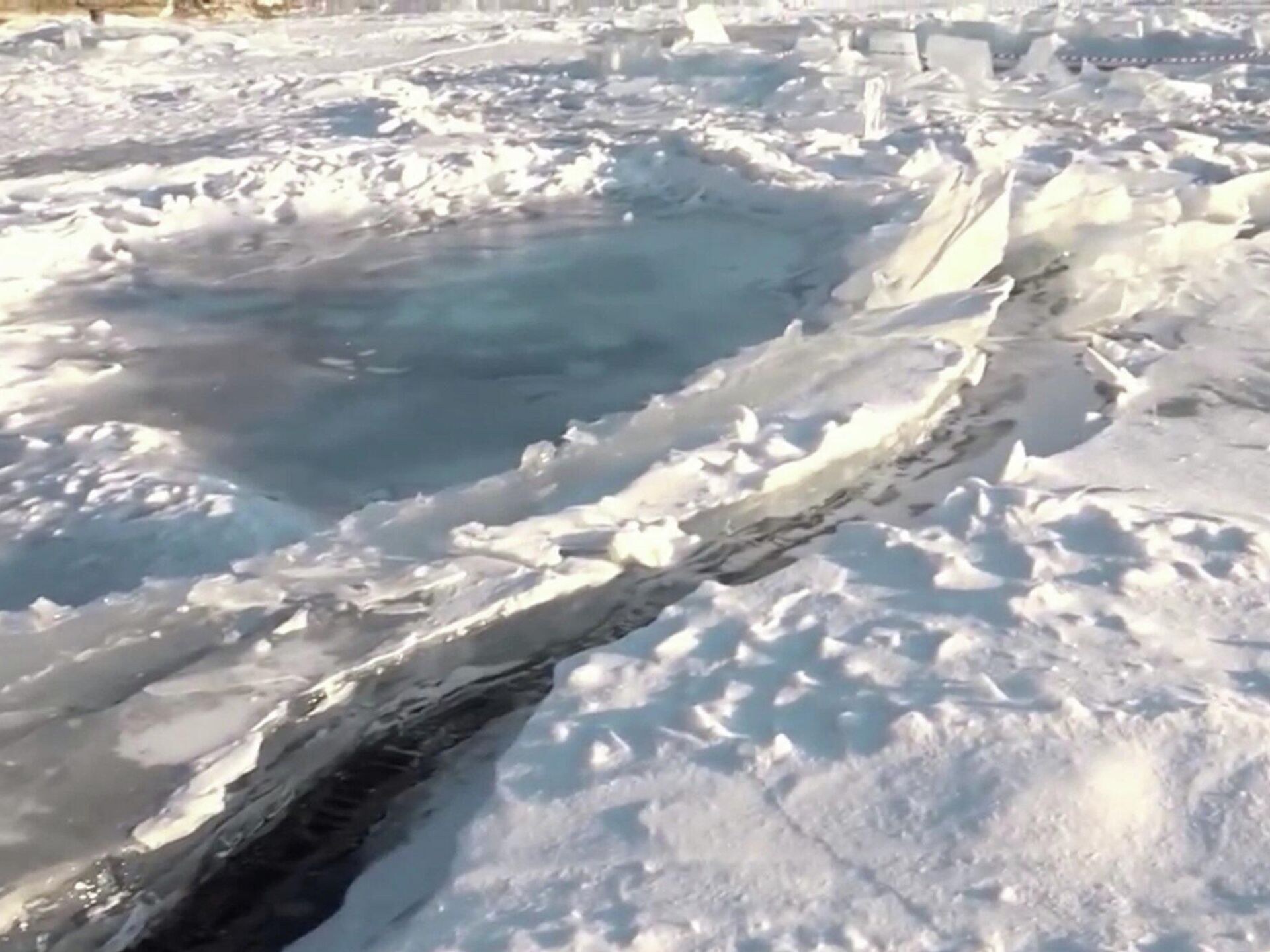 Байкал это гигантское озеро его называют. Разлом Байкала. Лед Байкала. Лед на озере. Замерзшее озеро.