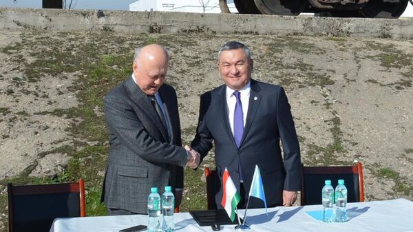 Казахстан передал Таджикистану гуманитарную помощь - Sputnik Казахстан