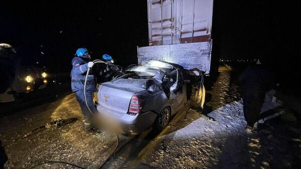 Легковушка заехала под грузовик: пострадали два человека - Sputnik Казахстан