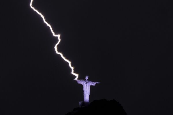 Эффектный разряд удалось запечатлеть в Рио-де-Жанейро в феврале 2023 года. Разряд бьет в руку статуи Христа Искупителя. - Sputnik Казахстан
