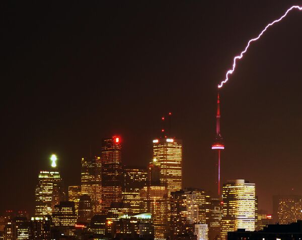 Телевизионная башня Си-Эн Тауэр в Торонто - еще один объект, который ежегодно ловит сотни разрядов разной силы. - Sputnik Казахстан