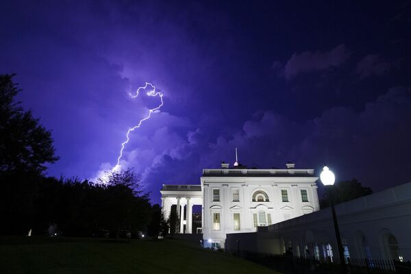 Вспышка молнии освещает грозовые тучи за Белым домом в Вашингтоне. - Sputnik Казахстан