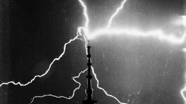 Молния над Останкинской телебашней в Москве - Sputnik Казахстан