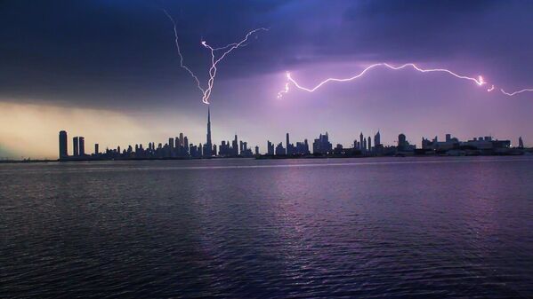 Момент, когда молния ударила по самой вершине башни Бурдж-Халифа в Дубае. - Sputnik Казахстан