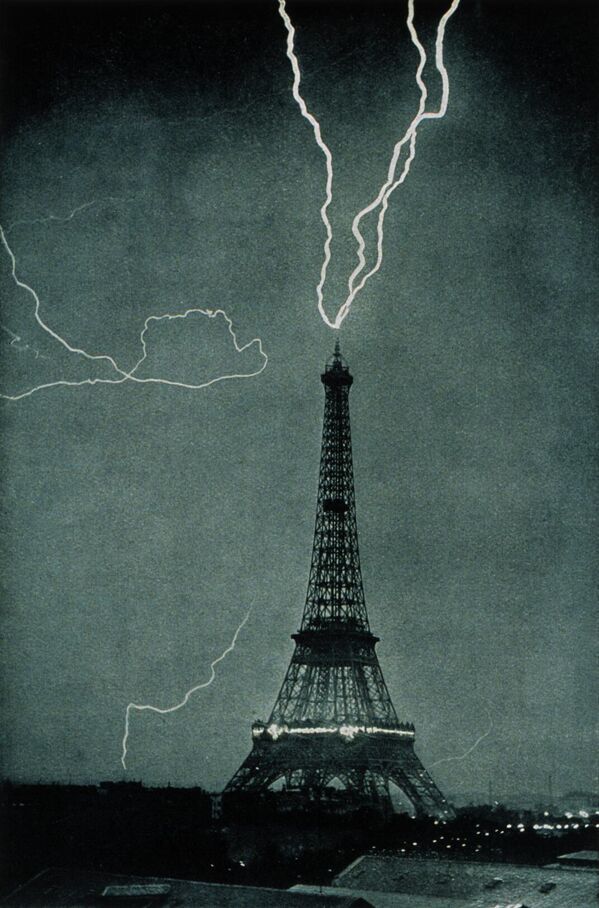 Одно из самых ранних фото молнии в городских условиях: искры летят в Эйфелеву башню, 3 июня 1902 года. - Sputnik Казахстан