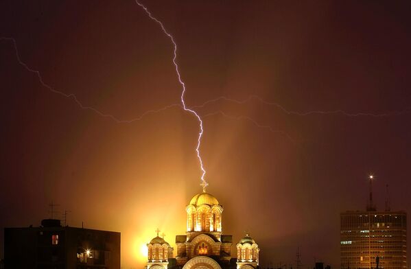 Захватывающий кадр летящей молнии по куполу церкви Святого Марка в Белграде. - Sputnik Казахстан