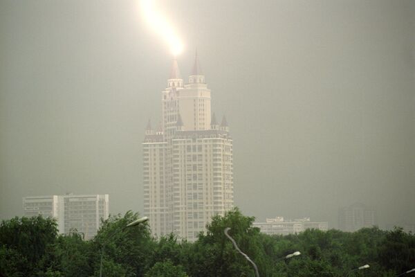 Удар молнии по жилому комплексу Эдельвейс в Москве - Sputnik Казахстан