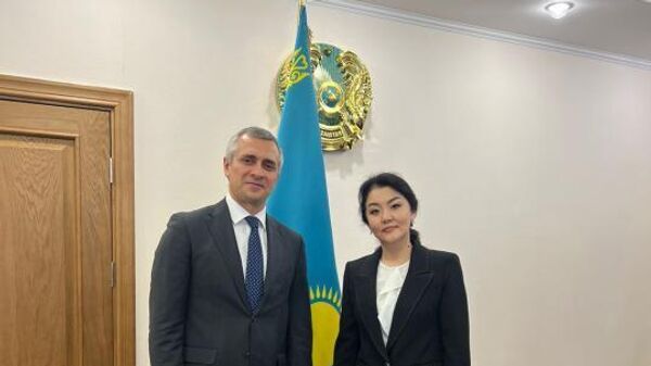 Министр здравоохранения Казахстана Ажар Гиният встретилась с региональным директором Pfizer Озгуром Язиюрт - Sputnik Казахстан
