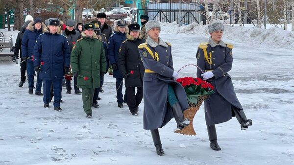 Церемония возложения цветов к памятнику генерал-майора Ивана Панфилова - Sputnik Казахстан