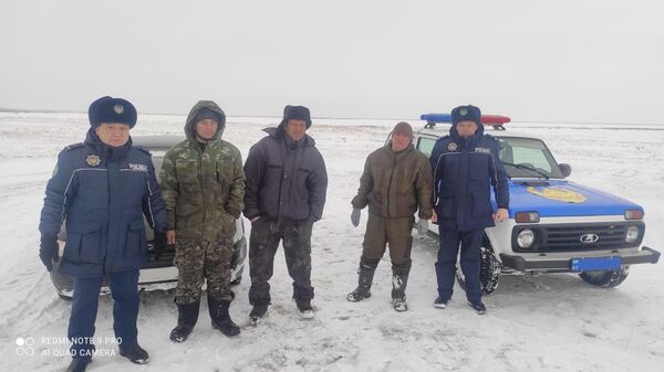 Солтүстік Қазақстанда полицейлер қар құрсауында қалған балықшыларды  құтқарды - Sputnik Қазақстан
