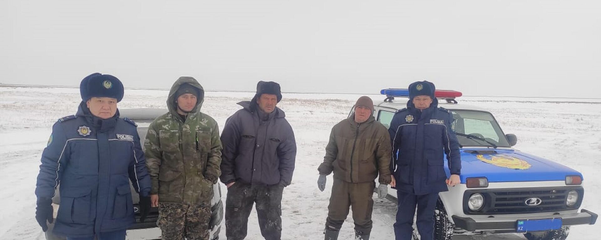Рыбаки оказались ночью в снежном плену в Северо-Казахстанской области, их спасли полицейские - Sputnik Казахстан, 1920, 24.02.2023