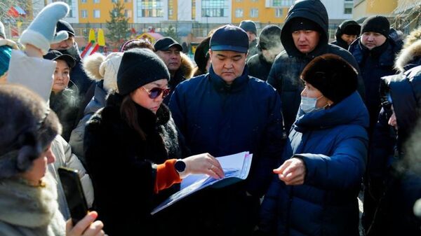 Астана әкімі Жеңіс Қасымбек тұрғындармен бірге - Sputnik Қазақстан