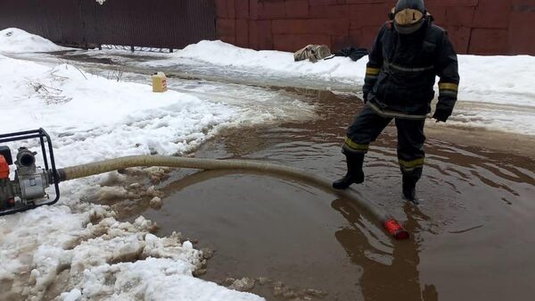 В Западно-Казахстанской области талые воды подтопили дворы домов и улицы - Sputnik Казахстан
