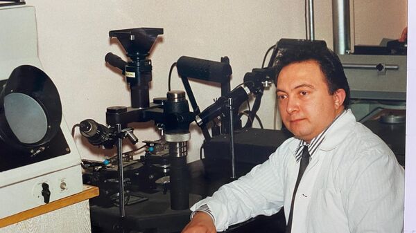 Игорь Семенов в лаборатории - Sputnik Казахстан
