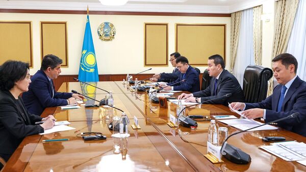 Алихан Смаилов встретился со старшим вице-президентом компании Wabtec Гоханом Байханом - Sputnik Казахстан