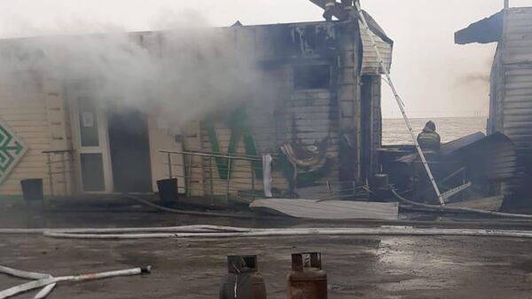 Пожарные вынесли четыре газбаллона из горящего кафе в Павлодарской области - Sputnik Казахстан