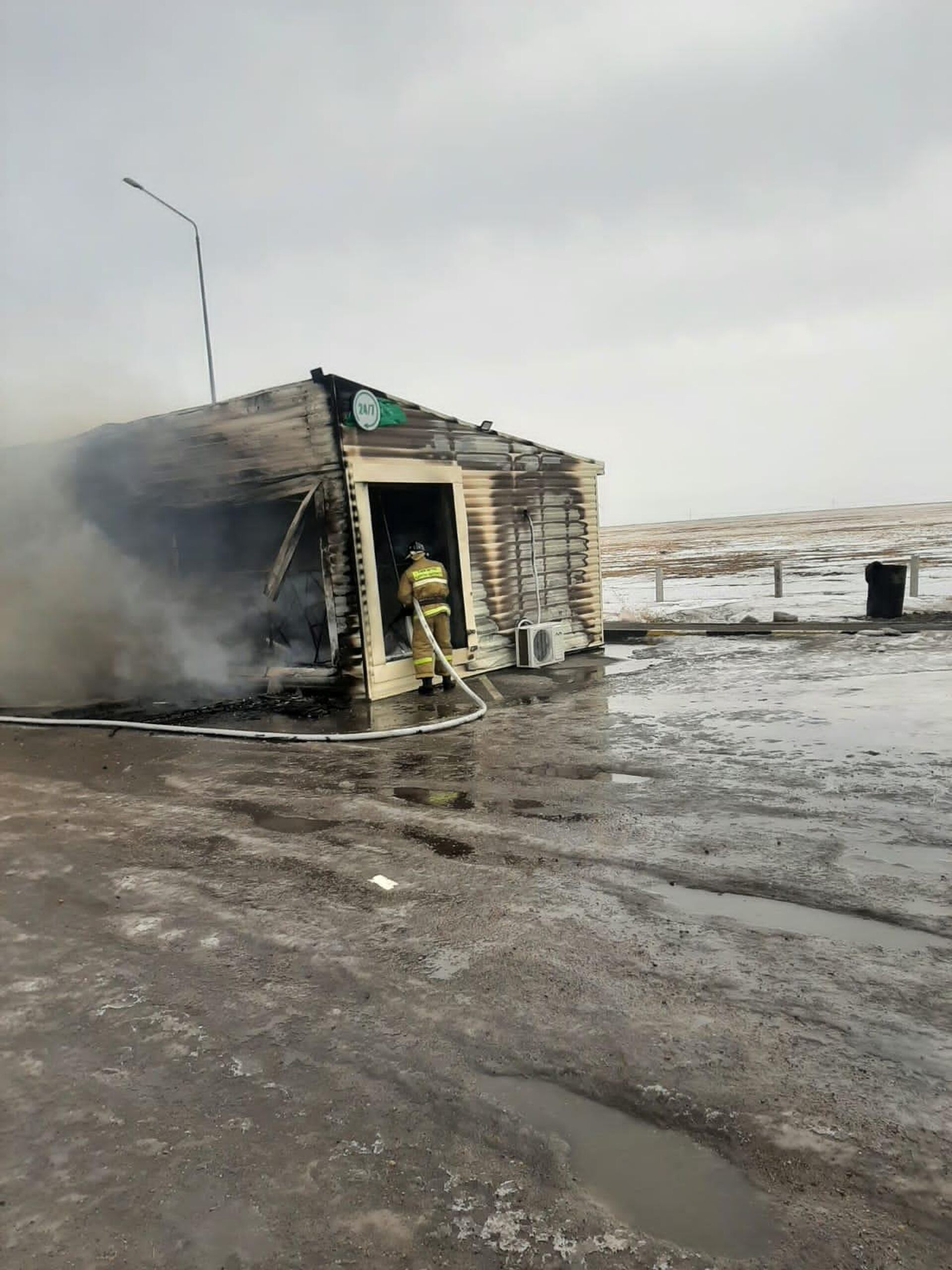 Пожарные вынесли четыре газбаллона из горящего кафе в Павлодарской области - Sputnik Казахстан, 1920, 01.03.2023
