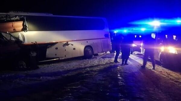 Следовавший в Казахстан автобус столкнулся с грузовиком в Алтайском крае - Sputnik Казахстан
