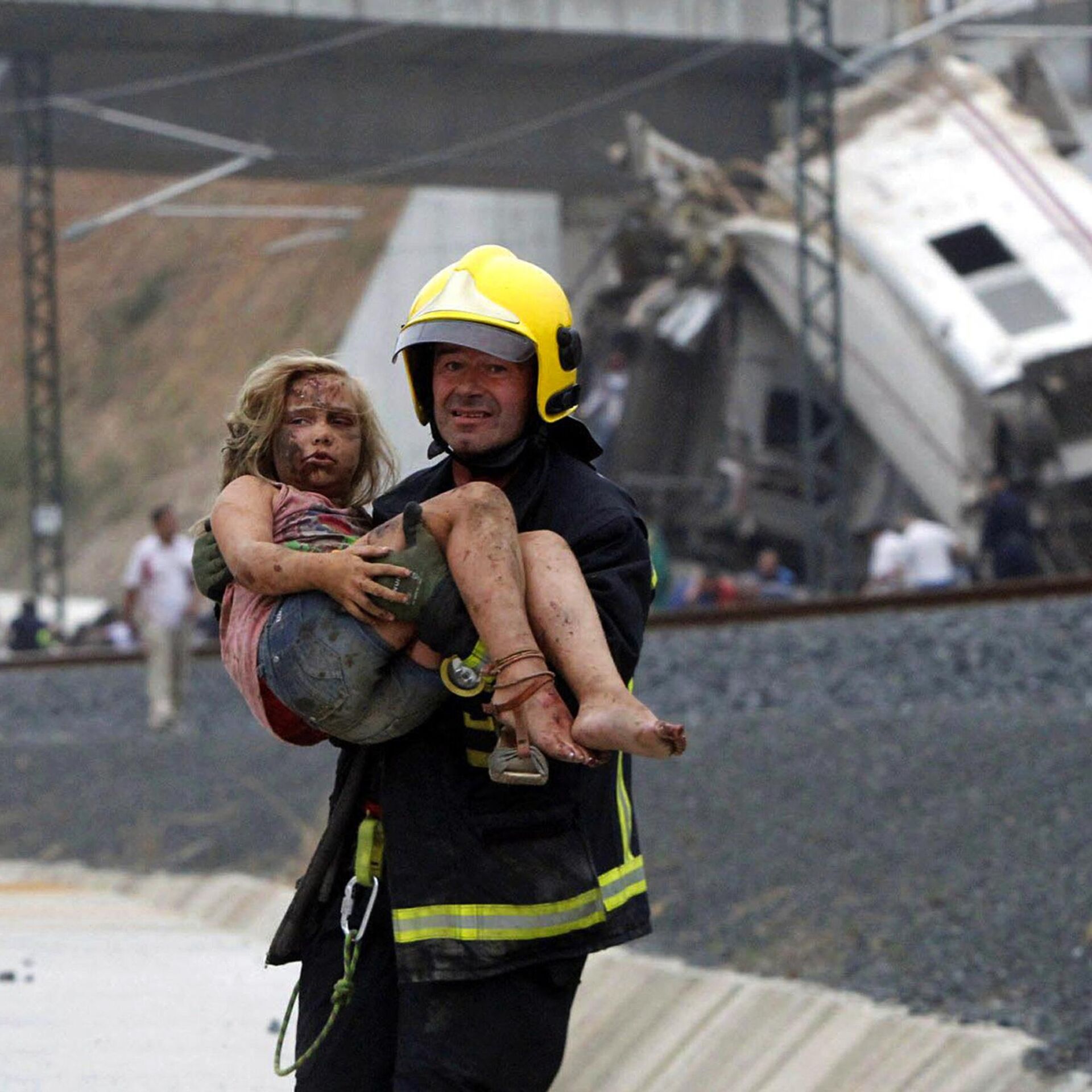 Потрясе о. Спасатели спасают людей. Пожарные спасают людей.