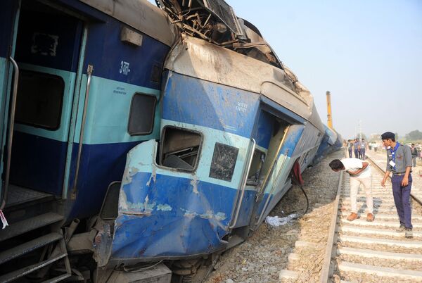 В ночь на 20 ноября 2016 года в штате Уттар-Прадеш на севере Индии сошел с рельсов пассажирский поезд. Большинство пассажиров в момент крушения спали. Более 100 человек погибли, более 200 получили ранения.  - Sputnik Казахстан