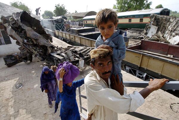 13 июля 2005 года на станции Готки в провинции Синд (Пакистан) поезд врезался в стоящий на путях состав. Сошедшие с рельсов вагоны перекрыли соседний путь, где их протаранил проходивший мимо экспресс. Погибли около 300 человек, более тысячи получили ранения.  - Sputnik Казахстан