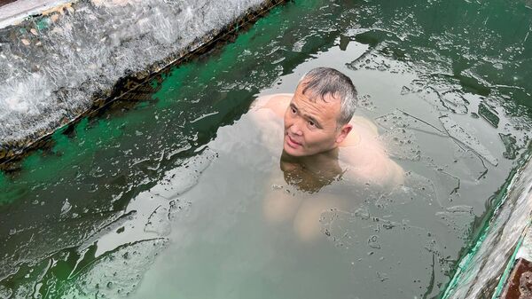 Казахстанец установил рекорд, простояв в ледяной воде 1 час 15 минут - Sputnik Казахстан