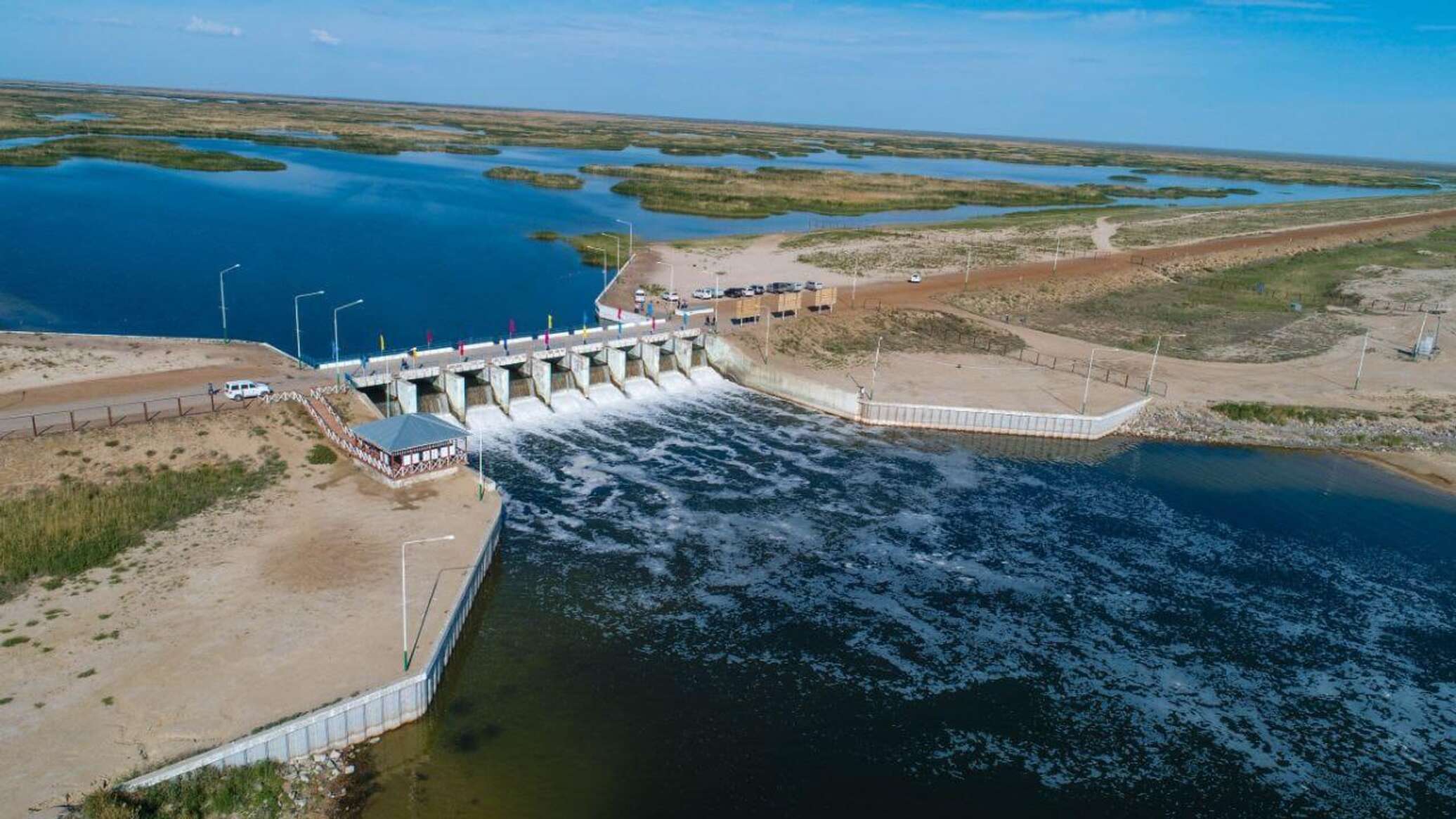 Морская плотина. Кокаральская плотина Аральского моря. Шардаринское водохранилище Казахстан. Аральское море дамба. Казахстан дамба водохранилища.