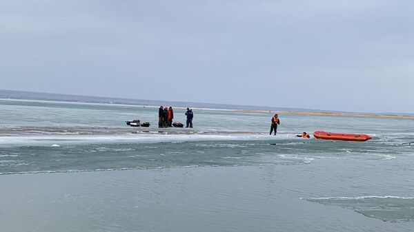 Рыбаков на отколовшейся льдине спасли на Капшагае - Sputnik Казахстан