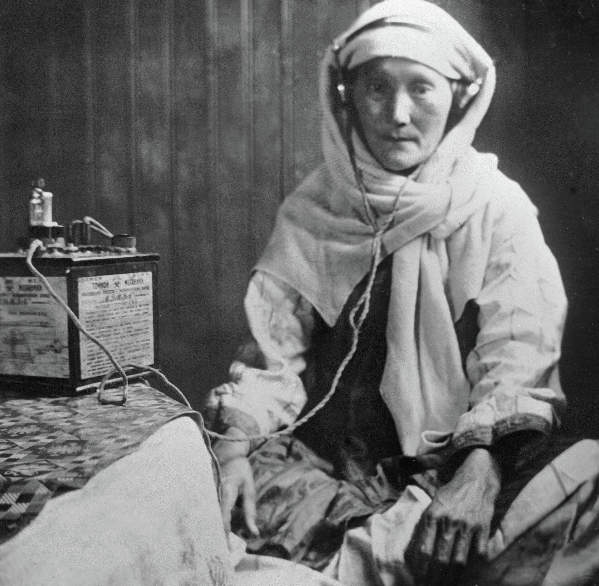 Женщина из аула Каржас слушает радиопередачу. Казахская АССР, 1928 год - Sputnik Казахстан, 1920, 06.03.2023