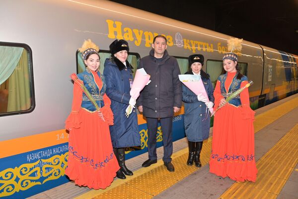 По маршруту Астана - Алматы начал курсировать празднично оформленный поезд Тальго - Sputnik Казахстан