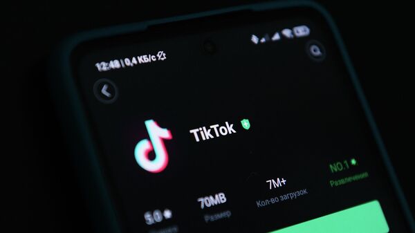 Страница мобильного приложения TikTok в мобильном телефоне - Sputnik Қазақстан